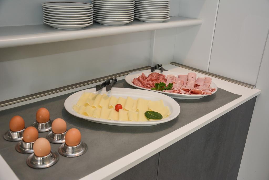 Hotel Aurora & Appartamenti Torbole Sul Garda Екстер'єр фото